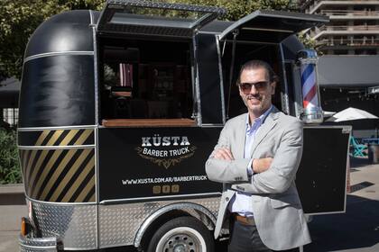 Kusta Barber Truck, la primera barbería y peluquería móvil del país.