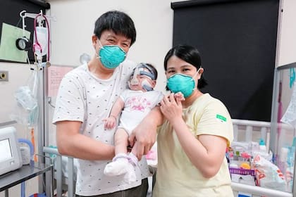 Kwek Yu Xuan junto a sus padres. (Foto: National University Hospital)