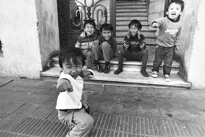 Kykeo posa junto a su hermano y tres amigos, en la puerta del Hotel Estrella de San Telmo, en 1983