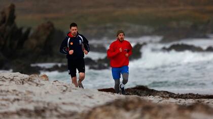 Kyle Biggs y su primo, Joshua Peck, entrenan en la Surf Beach