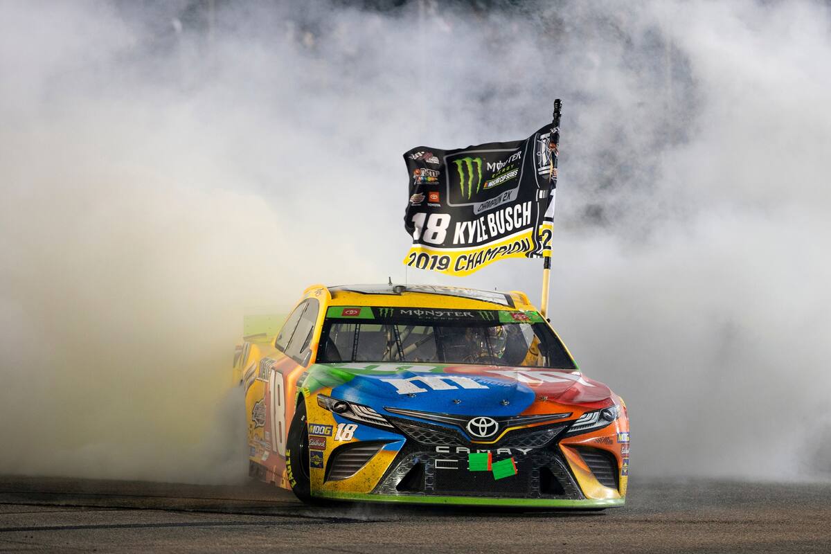 Kyle Busch gana el Campeonato NASCAR Monster Energy NASCAR Cup Series Championship en Homestead-Miami Speedway en Homestead, Florida, el 17 de noviembre, 2019..