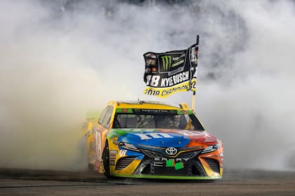 Festejo. Kyle Busch quema los neumáticos de su Toyota Camry tras salir campéon de la NASCAR 2019