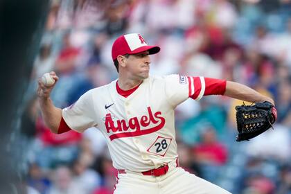 Kyle Hendricks llega a 100 victorias en su carrera y Angelinos superan 5-4 a Marineros