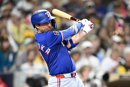 Kyle Higashioka conecta un jonrón y remolca 5 carreras para que Rangers derroten 7-4 a Padres