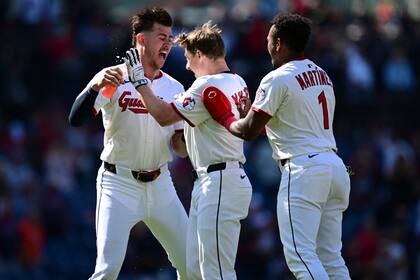 Kyle Manzardo brilla y los Guardianes vencen 4-3 a los Rays en diez entradas