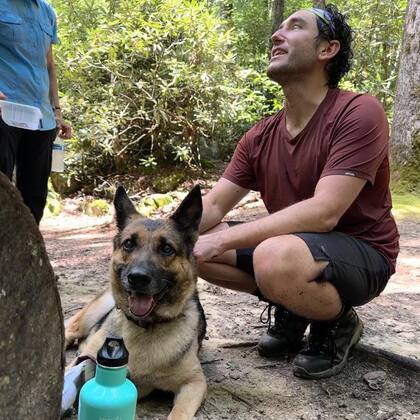 Kyle Morgan y Dillon Tatum, dos excursionistas, estaban sentados en un claro del bosque junto al perro.