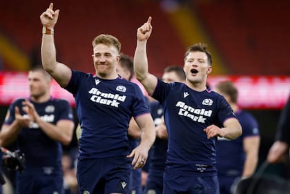 Kyle Steyn y Horne festejan el éxito en Gales y que Escocia es transitoriamente líder en el Seis Naciones; dentro de dos sábados el Cardo recibirá a Francia.
