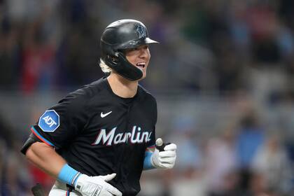 Kyle Stowers conecta jonrón de 2 carreras en la 10ma y da a Marlins triunfo 8-7 sobre Reales