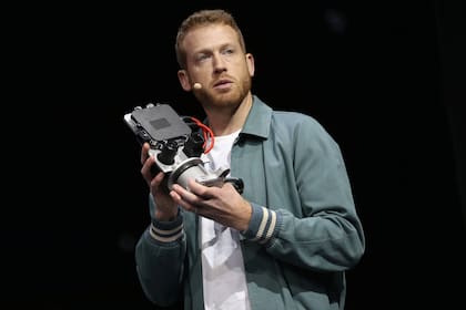 Kyle Vogt, CTO de Cruise, muestra a Owl (lechuza) el sistema de análisis de imágenes que le permite al auto manejarse sin ayuda humana