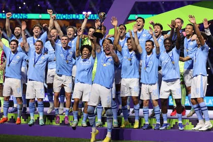 Kyle Walker, capitán de Manchester City y ganador del Balón de Plata del Mundial de Clubes, levanta el trofeo junto a sus compañeros