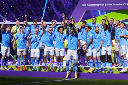 Kyle Walker del Manchester City levanta el trofeo de campeón tras la final del Mundial de Clubes ante el Fluminense en Yeda, Arabia Saudita, el 22 de diciembre del 2023