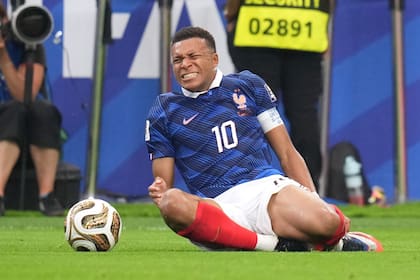 Kylian Mbappé acusa un golpe en su pierna izquierda