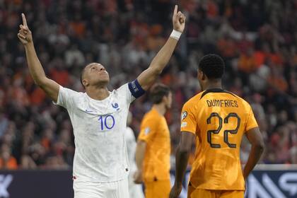 Kylian Mbappé celebra con emoción el 1-0 parcial de Francia en Ámsterdam; con el 2-1 definitivo a Países Bajos, el subcampeón mundial se clasificó para disputar la Eurocopa.