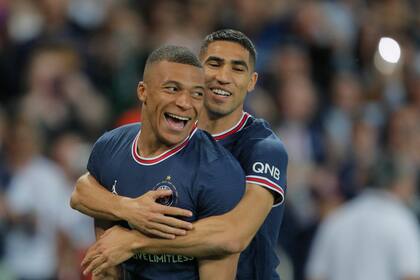 Kylian Mbappe celebra con sus compañeros tras anotar su tercer gol en el triunfo del Paris Saint-Germain ante el Metz en la liga francesa el sábado 21 de mayo del 2022. (AP Foto/Michel Spingler)