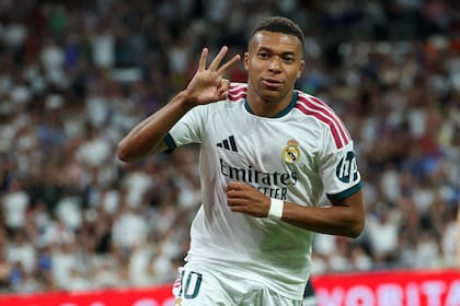 Kylian Mbappé celebra su hat-trick durante e partido entre el Real Madrid y la Real Sociedad