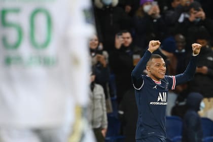 Kylian Mbappé celebra su segundo gol ante Saint-Étienne.
