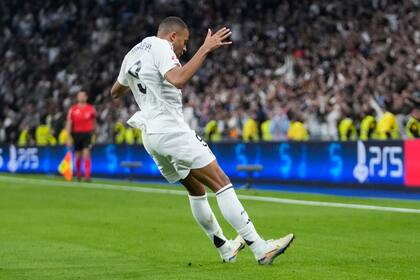 Kylian Mbappe celebra tras anotar el segundo gol del Real Madrid ante Getafe en la Liga española, el domingo 1 de diciembre de 2024. (AP Foto/Bernat Armangue)
