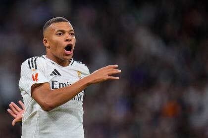Kylian Mbappé celebra tras anotar el segundo gol del Real Madrid en la victoria 3-2 ante Alavés en la Liga española, el martes 24 de septiembre de 2024, en Madrid. (AP Foto/Manu Fernández)