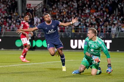 Kylian Mbappé celebra tras anotar un gol ante Brest por la liga francesa, el viernes pasado..., ¿seguirá celebrando en Real Madrid? (AP Foto/Daniel Cole)