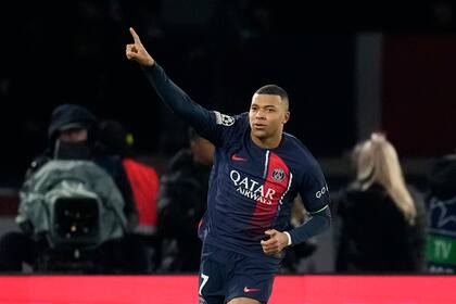 Kylian Mbappé celebra tras anotar un gol para el Paris Saint-Germain ante Newcastle en la Liga de Campeones, el martes 28 de noviembre de 2023, en París. (AP Foto/Christophe Ena)