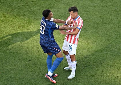 Kylian Mbappé contra Andrés Cubas, en el primer tiempo