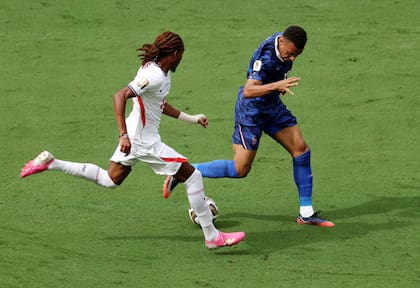 Kylian Mbappé contra Djed Spence, uno de los duelos que empieza a darse en el partido