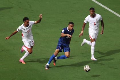Kylian Mbappé contra Ezri Konsa y Morgan Rogers