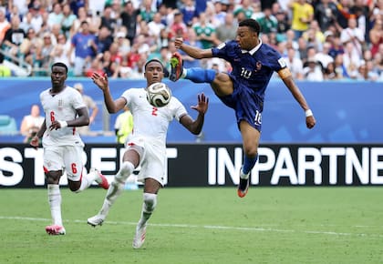 Kylian Mbappe controla la pelota ante Ezri Konsa