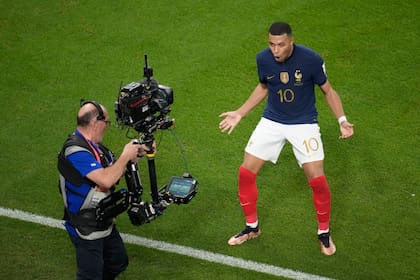 Kylian Mbappe convierte el tercer gol de Francia ante Polonia