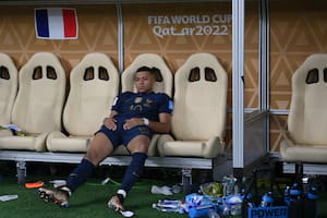 Kylian Mbappé derrumbado en una butaca del banco de suplentes del estadio Lusail, tras la final del Mundial Qatar 2022.