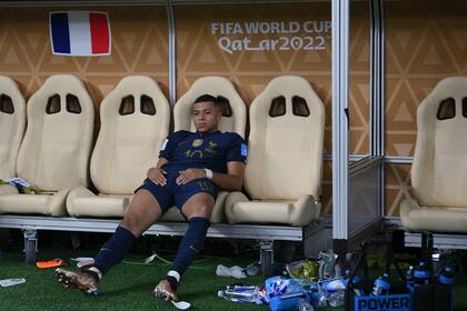Kylian Mbappé derrumbado en una butaca del banco de suplentes del estadio Lusail, tras la final del Mundial Qatar 2022.