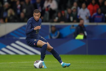 Kylian Mbappé desembarcará en Real Madrid a partir del 1° de julio próximo (AP Foto/Michel Spingler)
