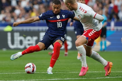 Kylian Mbappé en acción: Francia y Dinamarca, posibles rivales de Argentina en el Mundial, se cruzan hoy en la Nations League.