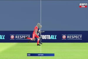 Kylian Mbappé escapó al gol del empate por la izquierda, pero el VAR detectó el offside... de una rodilla