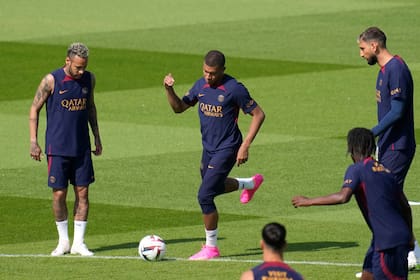Kylian Mbappé está enfrentado con la dirigencia qatarí de Paris Saint-Germain, que amenaza dejarlo inactivo por toda la temporada.