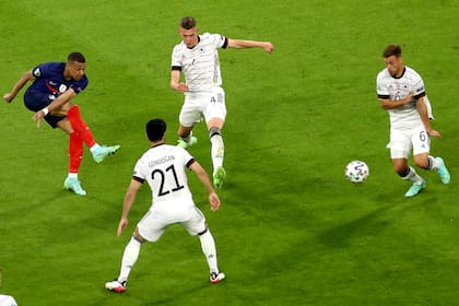 Kylian Mbappé, estrella de Francia, que chocará con Hungría en la Eurocopa; después, Alemania se las verá con Portugal.