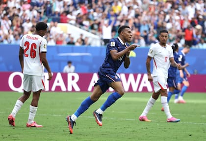 Kylian Mbappé festeja su doblete que pone a Francia en partido