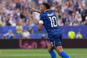 Con un golazo de Mbappé, que remató potente de zurda, Francia le gana a Irak: el 10 corre a Messi