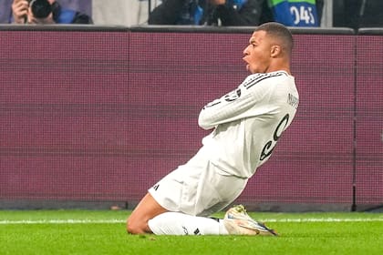 Kylian Mbappé festeja su gol para Real Madrid; luego saldrá lesionado.