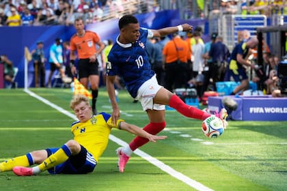Kylian Mbappe intenta controlar la pelota ante la marca de Daniel Svensson. (AP Photo/Seth Wenig)