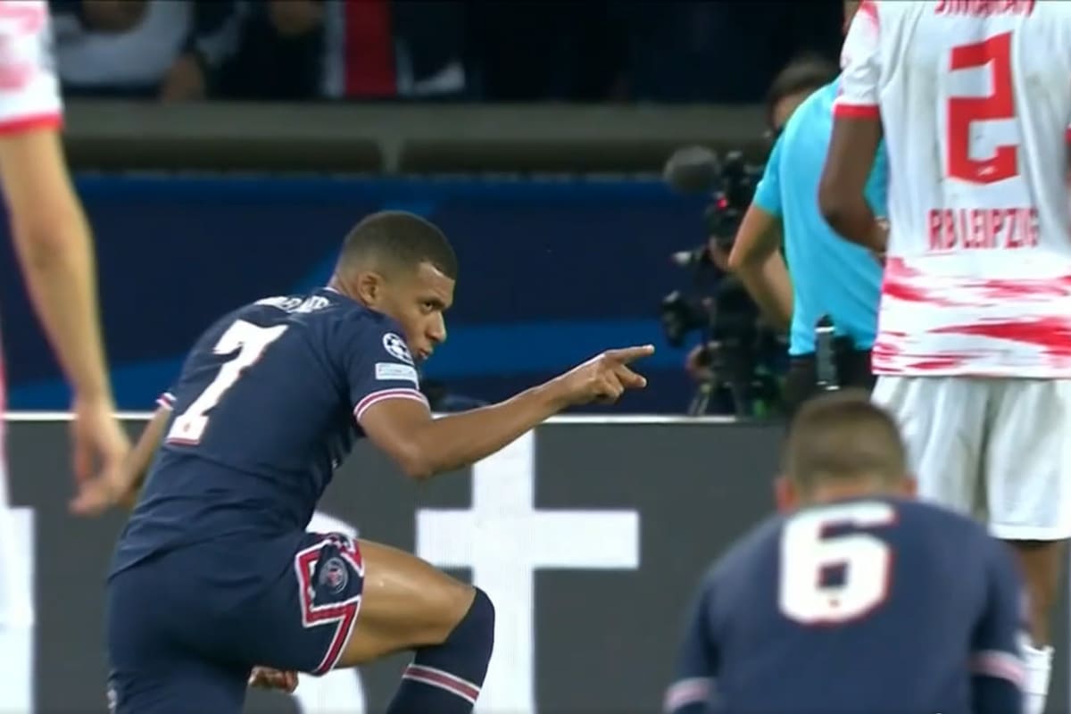 Kylian Mbappé le ordena a Messi que sea él quien ejecute el primer penal en el partido ante Leipzig