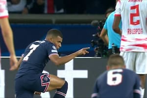Kylian Mbappé le ordena a Messi que sea él quien ejecute el primer penal en el partido ante Leipzig