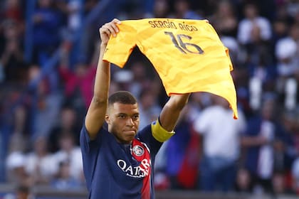 Kylian Mbappé levanta la camiseta de Rico