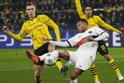 Kylian Mbappe, lucha con Nico Schlotterbeck; PSG y Dortmund se vieron las caras en diciembre pasado