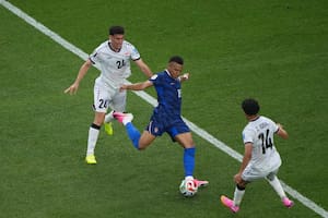 Un error insólito en la salida de Irak lo aprovechó Mbappé, que marcó su doblete