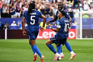 Francia derrota a Irak con un golazo de Mbappé, que quiere acercarse al récord de Messi