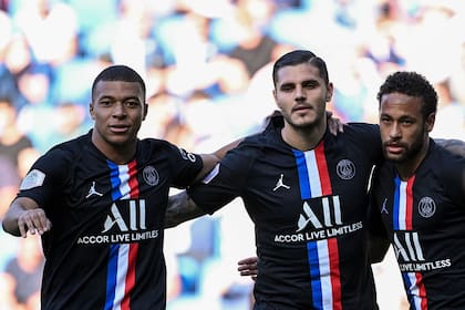 Kylian Mbappé, Mauro Icardi y Neymar, de Paris Saint-Germain; lesionado, el brasileño no podrá enfrentarse con Messi en el Camp Nou.