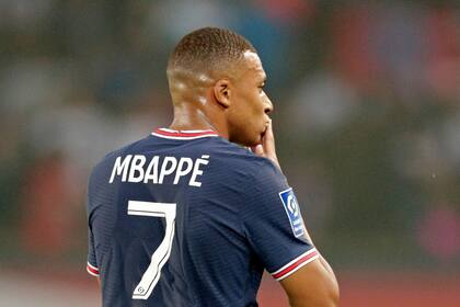 Kylian Mbappé mira hacia la tribuna que lo reprobó antes del partido de PSG con Strasbourg.