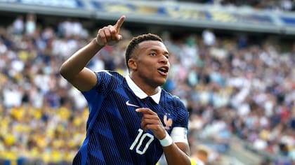 Kylian Mbappe montó un show ante Suecia y marcó por duplicado en la goleada por 3-0 (Photo by AL BELLO / GETTY IMAGES NORTH AMERICA / Getty Images via AFP)