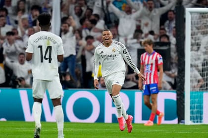 Kylian Mbappé, que viene de anotarle al Atlético de Madrid en el derbi, será titular ante el Manchester City (Archivo)